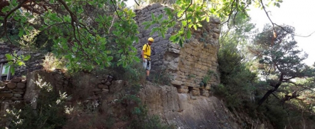  homme avec un casque jaune sur les hauteurs 